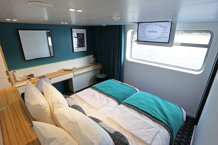 Main Deck 2 Adjustable Twin Beds Cat A